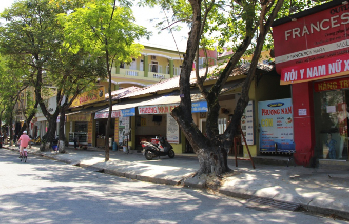 Sau hơn 1 th&aacute;ng triển khai dọn dẹp vỉa h&egrave;, nhiều tuyến đường đ&atilde; trở n&ecirc;n th&ocirc;ng tho&aacute;ng, kh&ocirc;ng c&ograve;n t&igrave;nh trạng lấn chiếm.