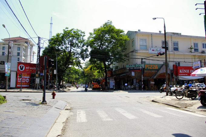 Sau khi dọn dẹp, vỉa h&egrave; ở đoạn đường Trần Cao V&acirc;n đ&atilde; trở n&ecirc;n sạch đẹp.