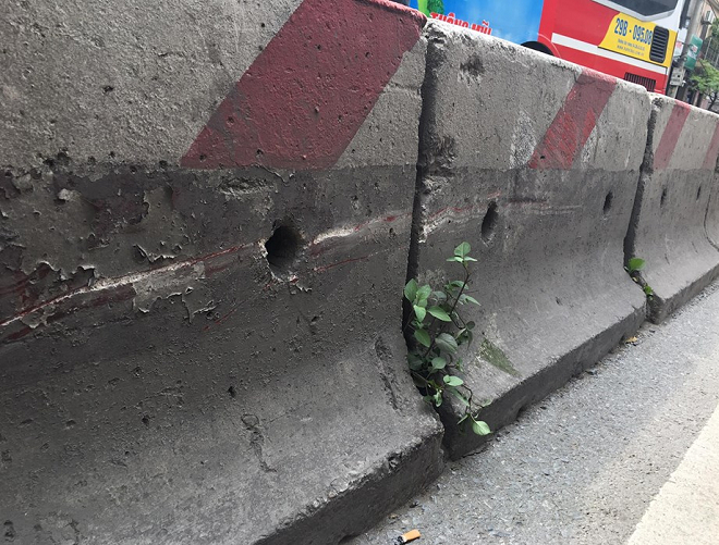 Vết xước k&eacute;o d&agrave;i do xe m&aacute;y của nạn nh&acirc;n va chạm với dải ph&acirc;n c&aacute;ch cứng.