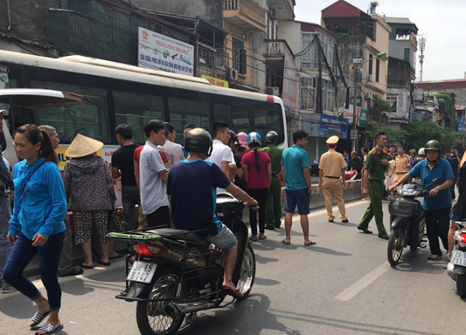 Lực lượng CSGT v&agrave; C&ocirc;ng an phường sở tại c&oacute; mặt bảo vệ hiện trường điều tra nguy&ecirc;n nh&acirc;n vụ việc.