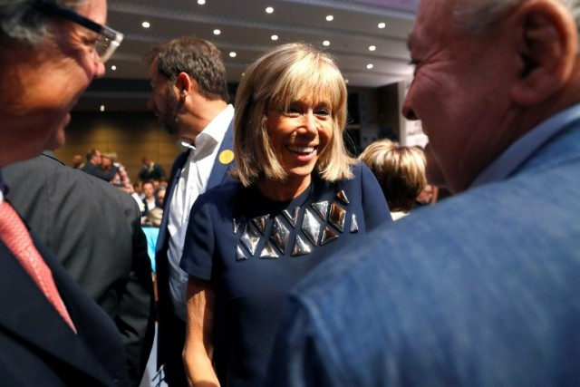 B&agrave; Brigitte Trogneux v&agrave; &ocirc;ng Macron kết h&ocirc;n năm 2007, mặc d&ugrave; kh&ocirc;ng c&oacute; con chung nhưng cuộc sống của hai người v&ocirc; c&ugrave;ng hạnh ph&uacute;c.