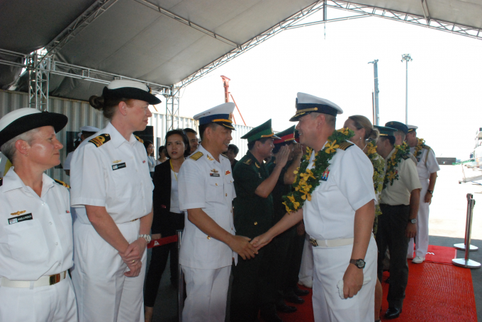 Chỉ huy t&agrave;u USNS Fall River được ch&agrave;o đ&oacute;n tại Cảng Ti&ecirc;n Sa.