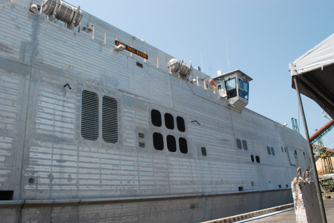 T&agrave;u đổ bộ USNS Fall River bắt đầu chương tr&igrave;nh PP17 tại Đ&agrave; Nẵng.