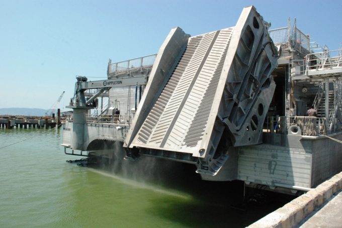 Phần đu&ocirc;i con t&agrave;u đổ bộ USNS Fall River.