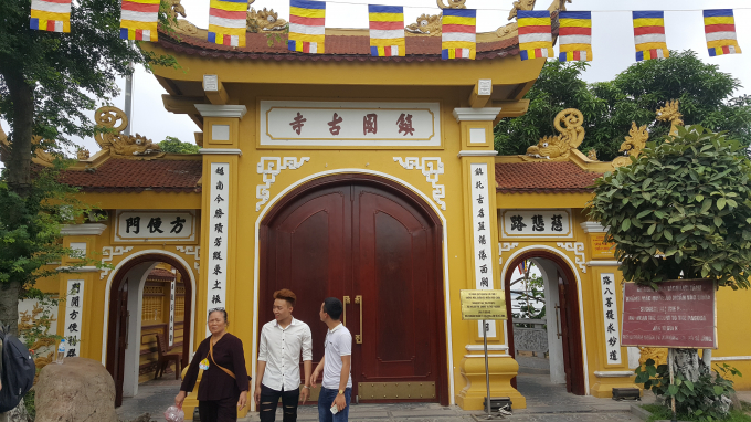 Cổng v&agrave;o ch&ugrave;a Trấn Quốc.