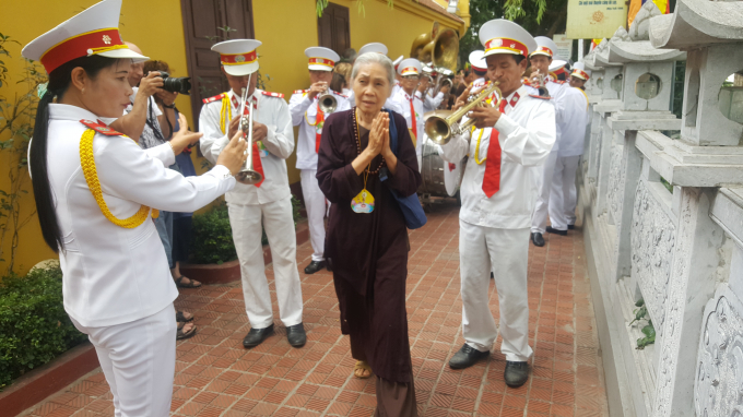 Đội k&egrave;n, trống đều ăn mặc chỉnh tề.