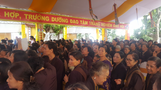 Sau nghi lễ&nbsp;tụng kinh Phật đản truyền thống, c&aacute;c Phật tử đ&atilde; tập trung để l&agrave;m lễ tắm cho Phật tiếp theo.