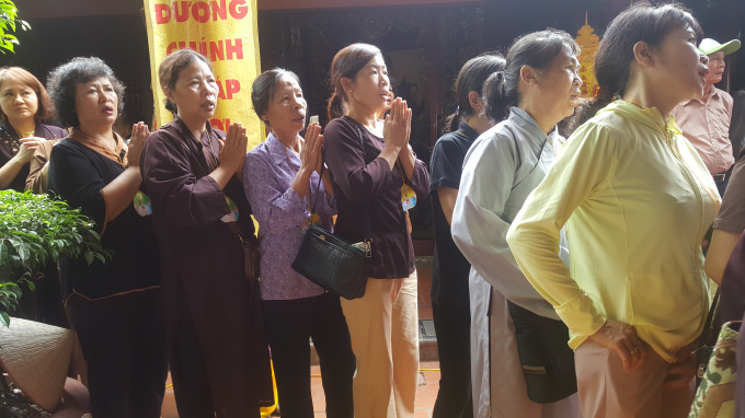 C&aacute;c Phật tử xếp th&agrave;nh h&agrave;ng ngay ngắn để v&agrave;o l&agrave;m nghi lễ tắm cho Phật.