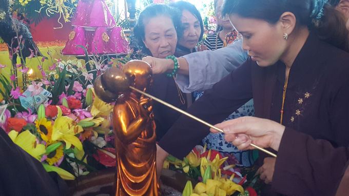 H&agrave; Nội: Phật tử ch&ugrave;a Trấn Quốc hoan hỉ k&iacute;nh mừng đại lễ Phật đản