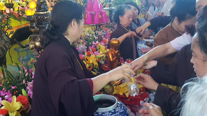 Nghi lễ tắm cho Phật.