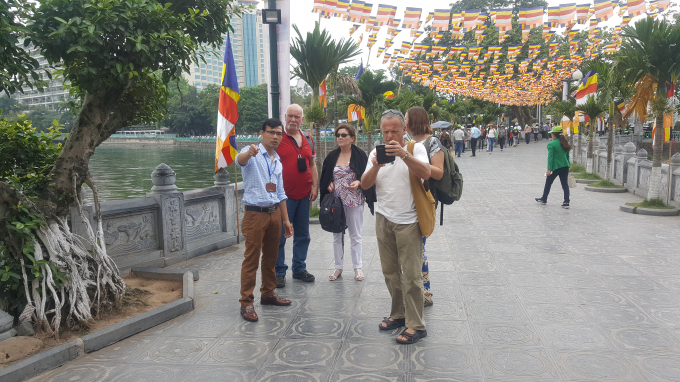 Kh&ocirc;ng chỉ c&oacute; c&aacute;c Tăng ni, Phật tử trong nước m&agrave; c&ograve;n c&oacute; rất nhiều du kh&aacute;ch nước ngo&agrave;i đến thăm quan...