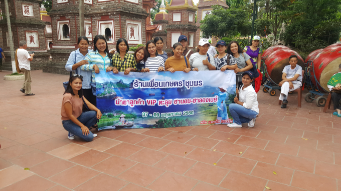 Nhiều du kh&aacute;ch chụp ảnh lưu niệm tại ch&ugrave;a Trấn Quốc