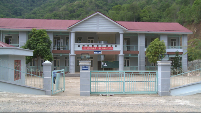 Trung t&acirc;m dạy nghề huyện Mường L&aacute;t được đầu tư gần 40 tỉ mau ch&oacute;ng xuống cấp sau một thời gian đưa v&agrave;o sử dụng. Ảnh: Nguyệt Chi.