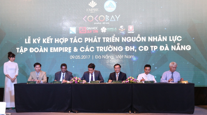 Lễ k&yacute; kết hợp t&aacute;c ph&aacute;t triển nguồn nh&acirc;n lực trong lĩnh vực du lịch, nh&agrave; h&agrave;ng, giải tr&iacute;... phục vụ nhu cầu ng&agrave;y c&agrave;ng tăng của du lịch tr&ecirc;n địa b&agrave;n TP Đ&agrave; Nẵng.