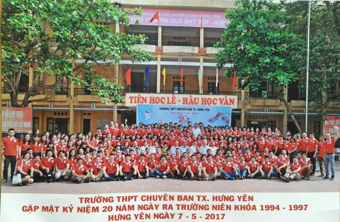 Cựu học sinh kh&oacute;a 1994 - 1997 đ&atilde; tề tựu về trường v&agrave; long trọng tổ chức lễ kỷ niệm