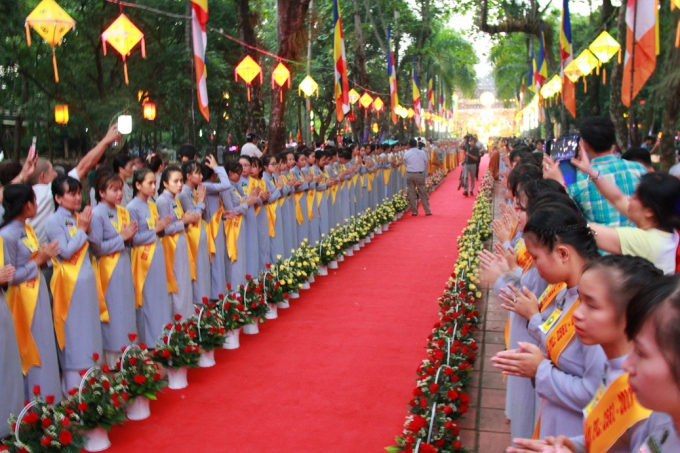 Đại lễ bắt đầu trang nghi&ecirc;m tại ch&ugrave;a Diệu Đế.