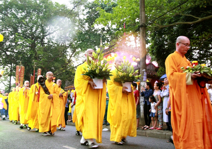 Sau khi ho&agrave;n tắt nghi lễ tắm Phật, c&aacute;c Phật tử sẽ rước Phật về ch&ugrave;a Từ Đ&agrave;m.