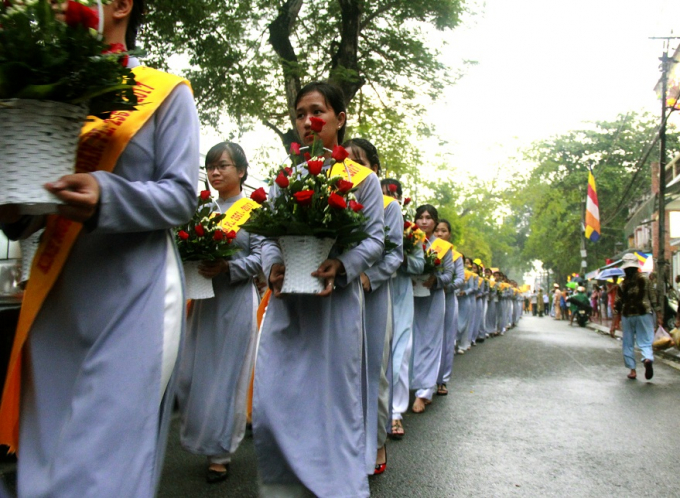 Theo đo&agrave;n l&agrave; h&agrave;ng trăm Phật tử c&ugrave;ng d&acirc;ng hoa theo ch&acirc;n đức Phật.