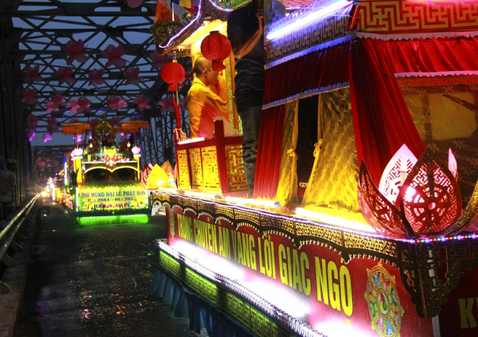 Đo&agrave;n xe hoa của nhiều đơn vị diễu h&agrave;ng qua cầu Trường Tiền.