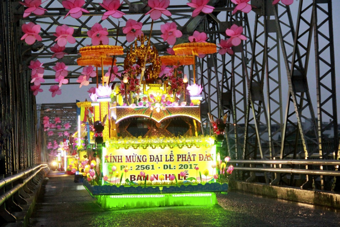 H&agrave;ng ngh&igrave;n Phật tử đội mưa rước Phật đản ở Huế