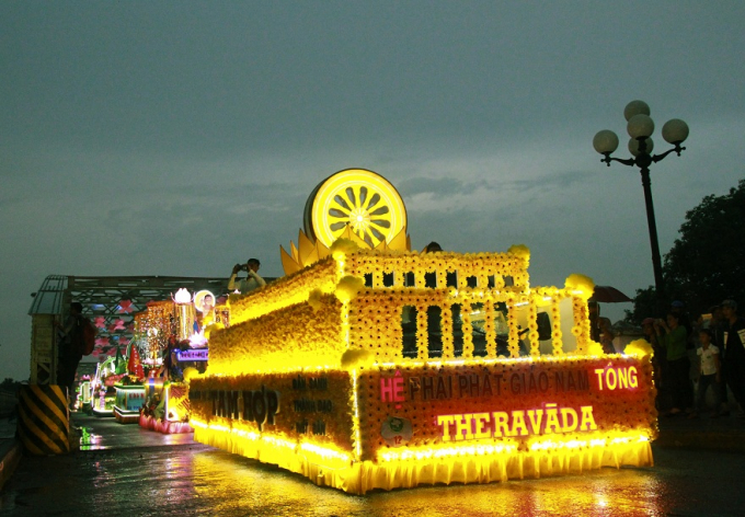 H&agrave;ng ngh&igrave;n Phật tử đội mưa rước Phật đản ở Huế