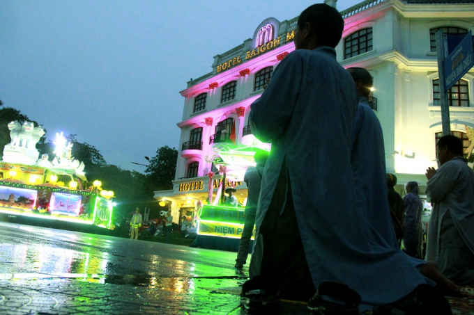 Nhiều Phật tử mặc kệ trời mưa nặng hạt, vẫn một l&ograve;ng hướng Phật.