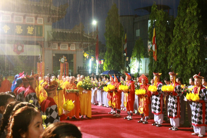 &nbsp;Mưa nặng hạt nhưng buổi lễ diễn ra rất trang nghi&ecirc;m.