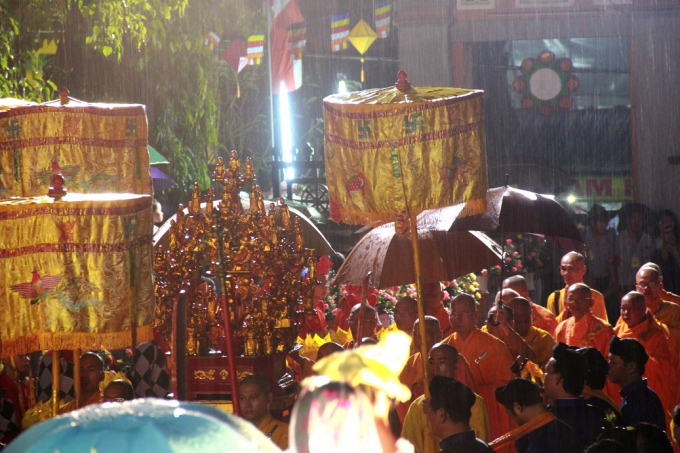 H&agrave;ng ngh&igrave;n Phật tử đội mưa rước Phật đản ở Huế