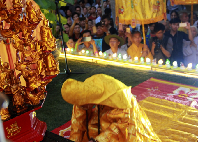 H&agrave;ng ngh&igrave;n Phật tử đội mưa rước Phật đản ở Huế