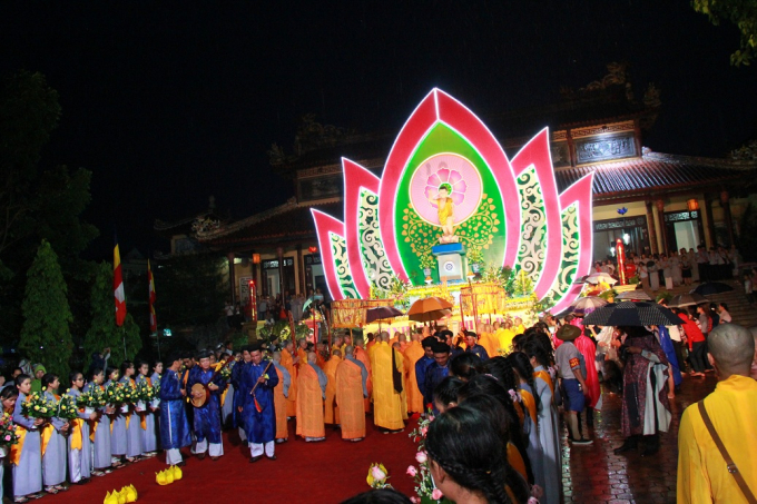 H&agrave;ng ngh&igrave;n Phật tử đội mưa rước Phật đản ở Huế