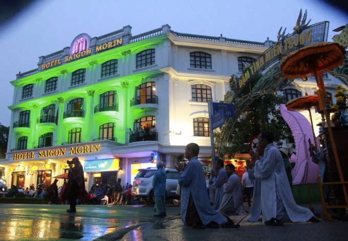 H&agrave;ng ngh&igrave;n Phật tử đội mưa rước Phật đản ở Huế