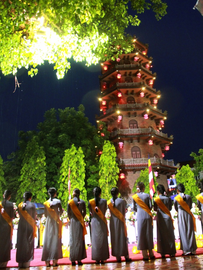 H&agrave;ng ngh&igrave;n Phật tử đội mưa rước Phật đản ở Huế