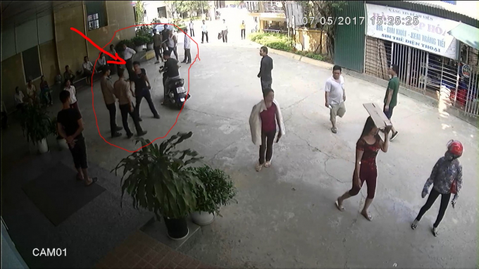 C&aacute;c đối tượng đưa bệnh nh&acirc;n đến bằng xe m&aacute;y. (Ảnh: BVĐK H&ugrave;ng Vương)