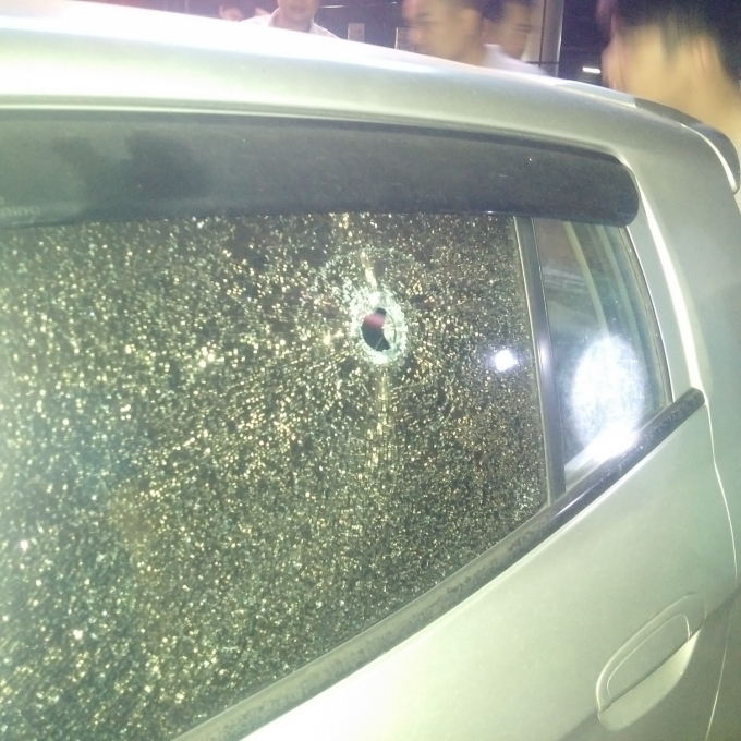 Chiếc &ocirc; t&ocirc; kh&ocirc;ng may bị tr&uacute;ng vi&ecirc;n đạn. (Ảnh: BVĐK H&ugrave;ng Vương)