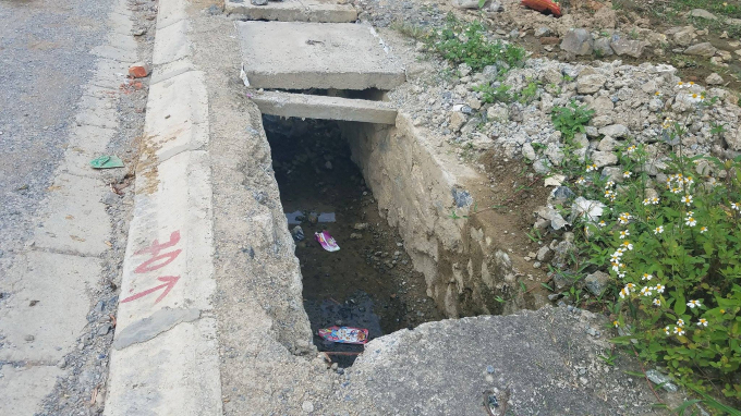 Hạng mục phần nắp cống đang ngổn ngang, tiềm ẩn nhiều nguy cơ tai nạn giao th&ocirc;ng.