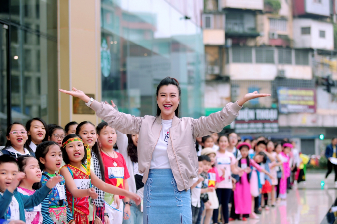 Ho&agrave;ng Oanh thấy m&igrave;nh trẻ gần chục tuổi khi dẫn Vietnam Idol Kids