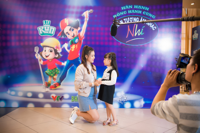 Ho&agrave;ng Oanh thấy m&igrave;nh trẻ gần chục tuổi khi dẫn Vietnam Idol Kids