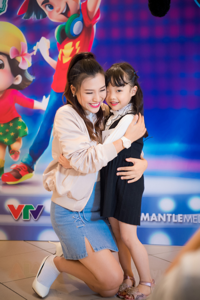 Ho&agrave;ng Oanh thấy m&igrave;nh trẻ gần chục tuổi khi dẫn Vietnam Idol Kids