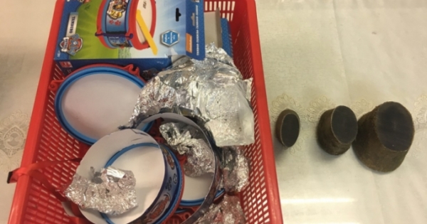 9X liều lĩnh cắt nhỏ sừng tê giác rồi mang lên máy bay về Việt Nam