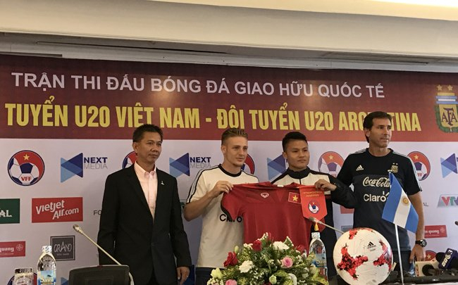 HLV Ho&agrave;ng Anh Tuấn v&agrave; Claudio d&agrave;nh cho nhau những t&ocirc;n trọng nhất định