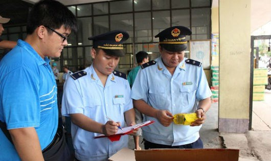 Đảm bảo số thu ng&acirc;n s&aacute;ch l&agrave; một &aacute;p lực kh&ocirc;ng nhỏ đối với ng&agrave;nh Hải quan. (Ảnh minh hoạ)