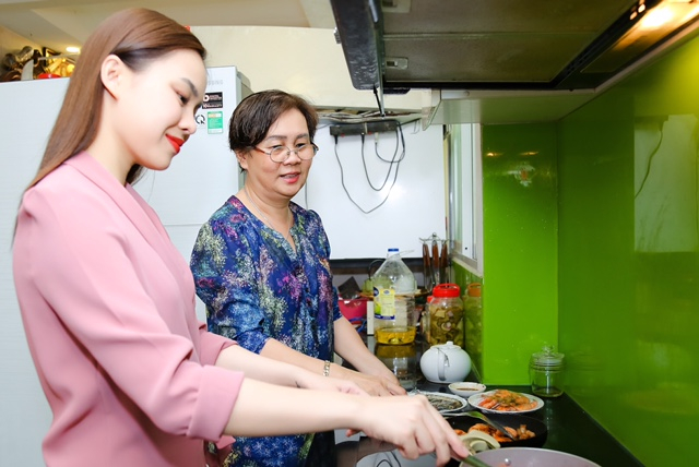 Cảm động m&oacute;n qu&agrave; tặng mẹ của Giang Hồng Ngọc nh&acirc;n &ldquo;Ng&agrave;y của mẹ&rdquo;