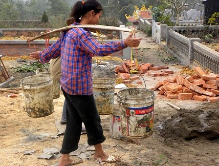 Những phụ nữ kiếm sống ở nghĩa trang với c&ocirc;ng việc phụ như g&aacute;nh gạch, g&aacute;nh nước, g&aacute;nh đất.