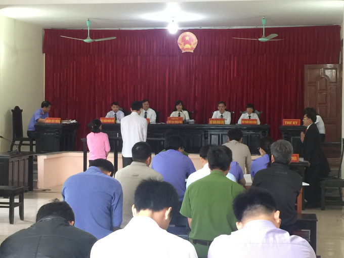 H&igrave;nh ảnh bị c&aacute;c c&aacute;o tại phi&ecirc;n t&ograve;a.