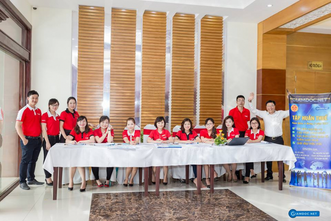 Maritimebank cử nh&acirc;n vi&ecirc;n c&ugrave;ng với&nbsp;đội ngũ nh&acirc;n vi&ecirc;n C&ocirc;ng ty TNHH Start-UP S&ocirc;ng Hồng l&ecirc;n danh s&aacute;ch kh&aacute;ch h&agrave;ng, in ấn t&agrave;i liệu v&agrave; hướng dẫn c&aacute;c sinh vi&ecirc;n t&igrave;nh nguyện.