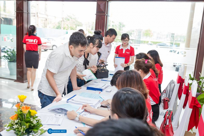 Học vi&ecirc;n lần lượt đến đăng k&yacute; tham gia tập huấn.