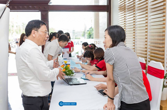 Chuy&ecirc;n gia giải đ&aacute;p thắc mắc cho học vi&ecirc;n đến tập huấn.