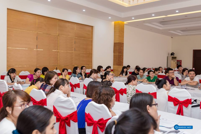 Học vi&ecirc;n đều tập trung đầy đủ tại hội trường.