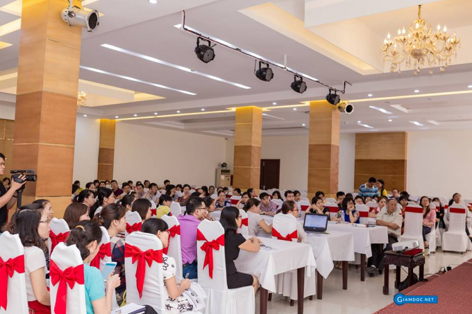 Tất cả c&aacute;c hội vi&ecirc;n đều tập trung lắng nghe c&aacute;c chuy&ecirc;n gia giải đ&aacute;p thắc mắc.