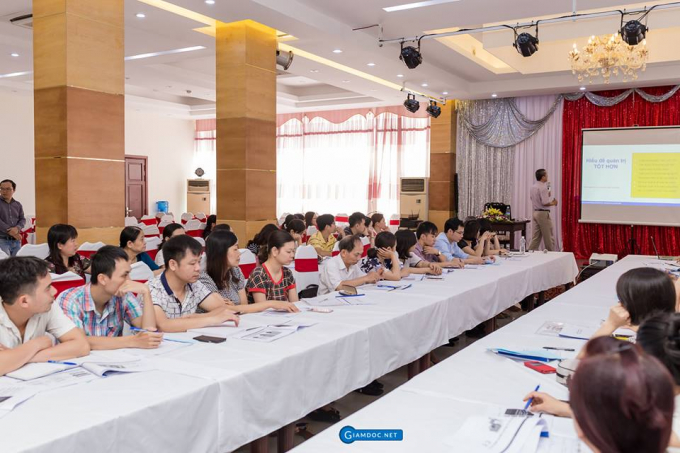 Chuy&ecirc;n gia chia sẻ, hướng dẫn cho c&aacute;c học vi&ecirc;n.